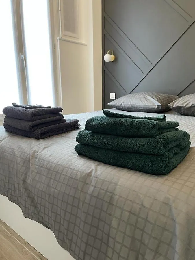 Appartement Cosy Proche Rer Et Centre Ville Le Plessis-Robinson 0*,  France
